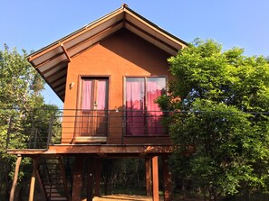 Quarto casal luxo, sacada, vista para o pátio