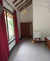 Habitación Deluxe con 1 cama doble o 2 individuales, balcón, vistas al patio | Interior