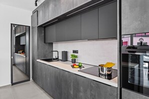 Kaffetrakter/tekoker, kjøleskap, mikrobølgeovn og ovn