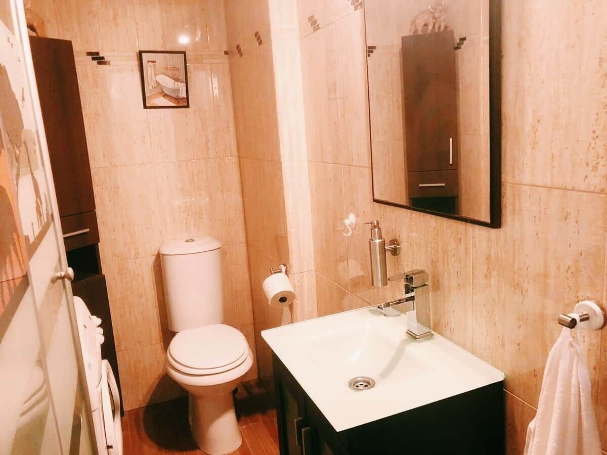 Een douche, een haardroger, handdoeken