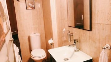 Een douche, een haardroger, handdoeken