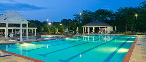 Een binnenzwembad en een buitenzwembad