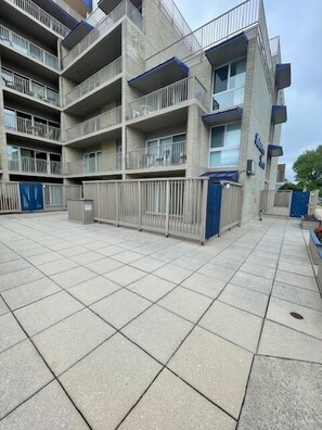 Exterior - Short Stroll to the beach, boardwalk, stores, and restaurants! (Rehoboth Beach)