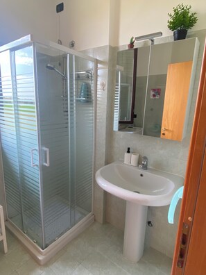 Hair dryer, bidet, towels, soap - Enjoy House - close to the lake and all amenities (Desenzano del Garda)