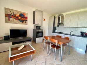 Fridge, microwave, oven, stovetop - Enjoy House - close to the lake and all amenities (Desenzano del Garda)