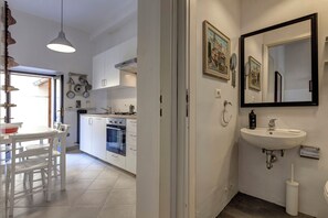 Lejlighed | Badeværelse | Hårtørrer, håndklæder, Sæbe, Shampoo