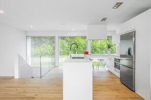Private kitchen - LE-CÔTÉ-SUD (Stoneham-et-Tewkesbury)