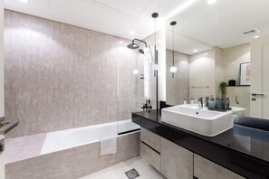 Shower, hair dryer, towels - Free housekeeping visits during your stay - StayShort - Stunning Studio Unit in Business Bay that Sleeps 2! (Business Bay)