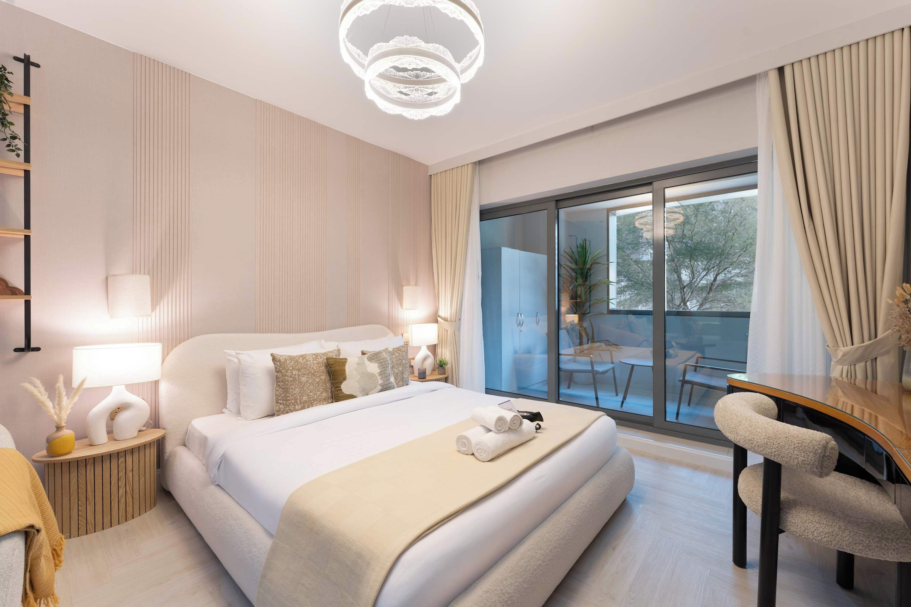 Een strijkplank/strijkijzer, wifi, beddengoed