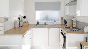 Kaffetrakter/tekoker, kjøleskap, mikrobølgeovn og brødrister