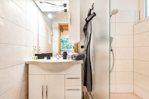 Dusche, Handtücher, Toilettenpapier