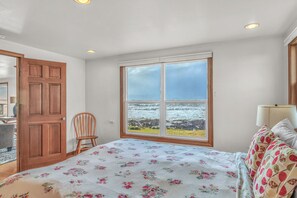 Unclassified image, 4 of 46, button - Wileys Wavehouse: Oceanfront Yachats Retreat Near Cape Perpetua (Yachats)