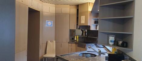 電冰箱、微波爐、爐台、洗碗機