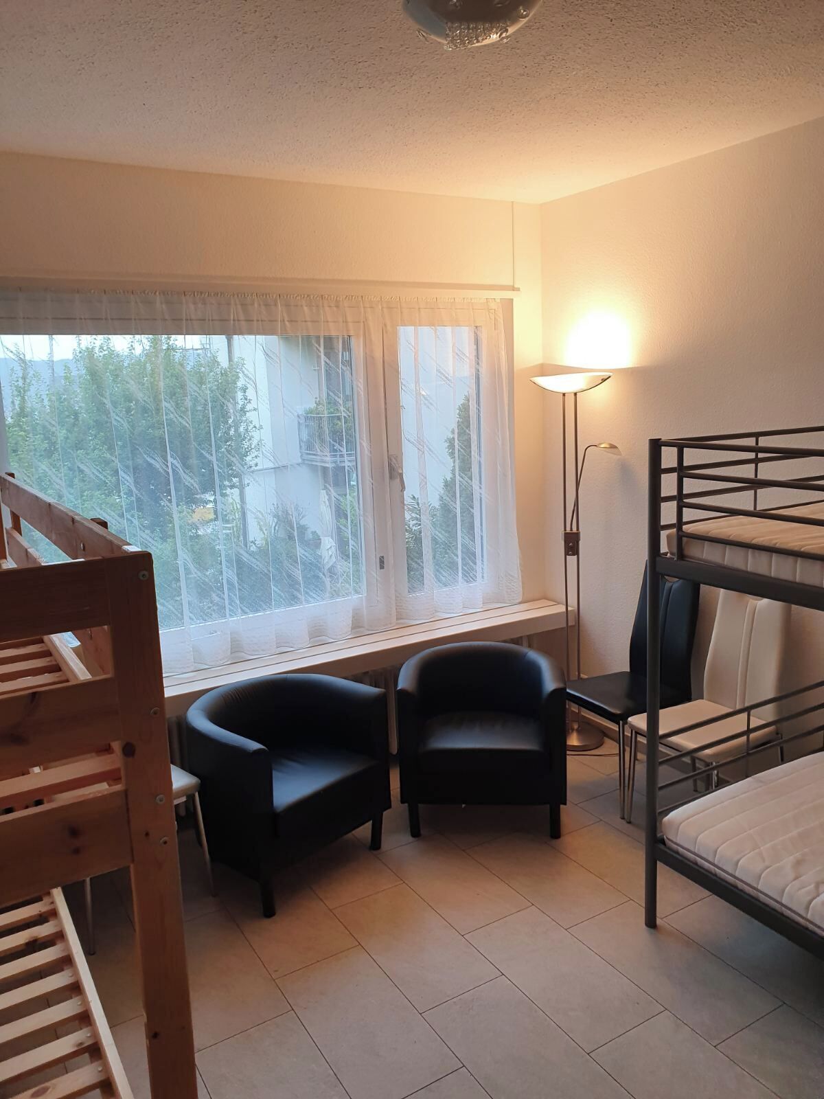 Gemischter Schlafsaal für Männer und Frauen mit 4 Betten . SAD