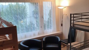 Gemischter Schlafsaal für Männer und Frauen mit 4 Betten . SAD