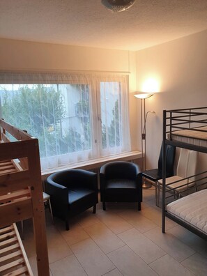 Gemischter Schlafsaal für Männer und Frauen mit 4 Betten . SAD | Tabla de planchar con plancha y wifi gratis 