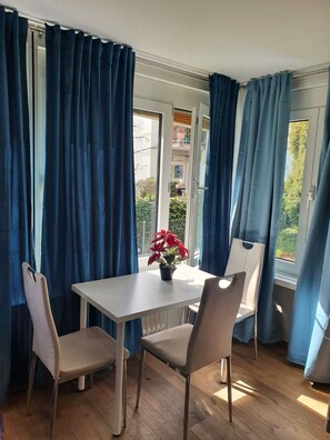 Gemischter Schlafsaal für Männer und Frauen mit 6 Betten . SIXTER | Tabla de planchar con plancha y wifi gratis 