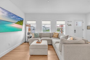 Smart TV - Two Story Charmer Close to the Beach with Large Kitchen and Fire Pit (Rockaway Beach)