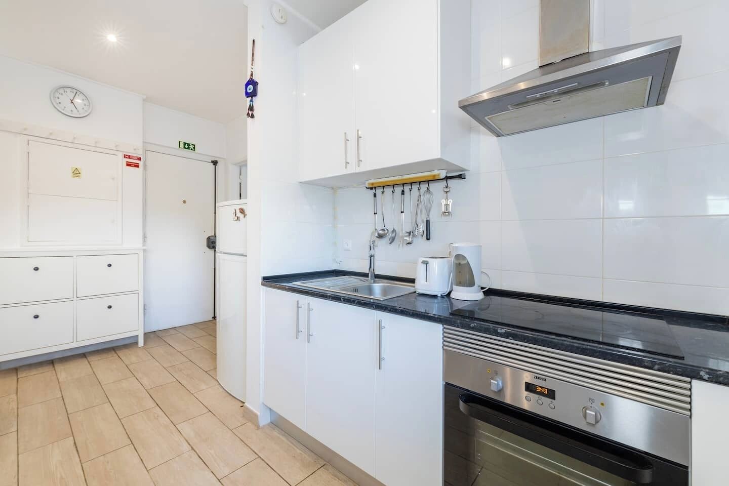 Refrigerador, microondas, horno, placa de cocina