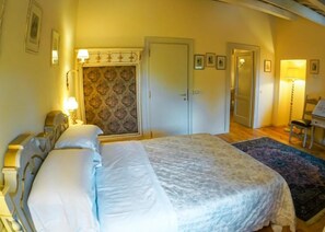 Unclassified image, 3 of 10, button - Villa Dorigny Mansion - Double Room with Garden View 2 (Verona)