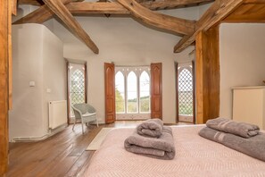 2 bedrooms, travel cot, WiFi, bed sheets - Unique Self Catering Cottage Above Dolgellau | Hywel-Sele-Lodge (Llanfachreth)