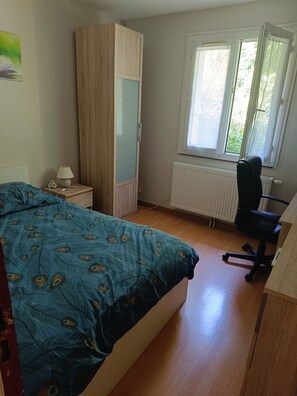 3 bedrooms, iron/ironing board, Internet, bed sheets - House with large plot, very quiet area near beaches (Bénouville)