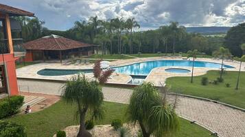 Een binnenzwembad en een buitenzwembad