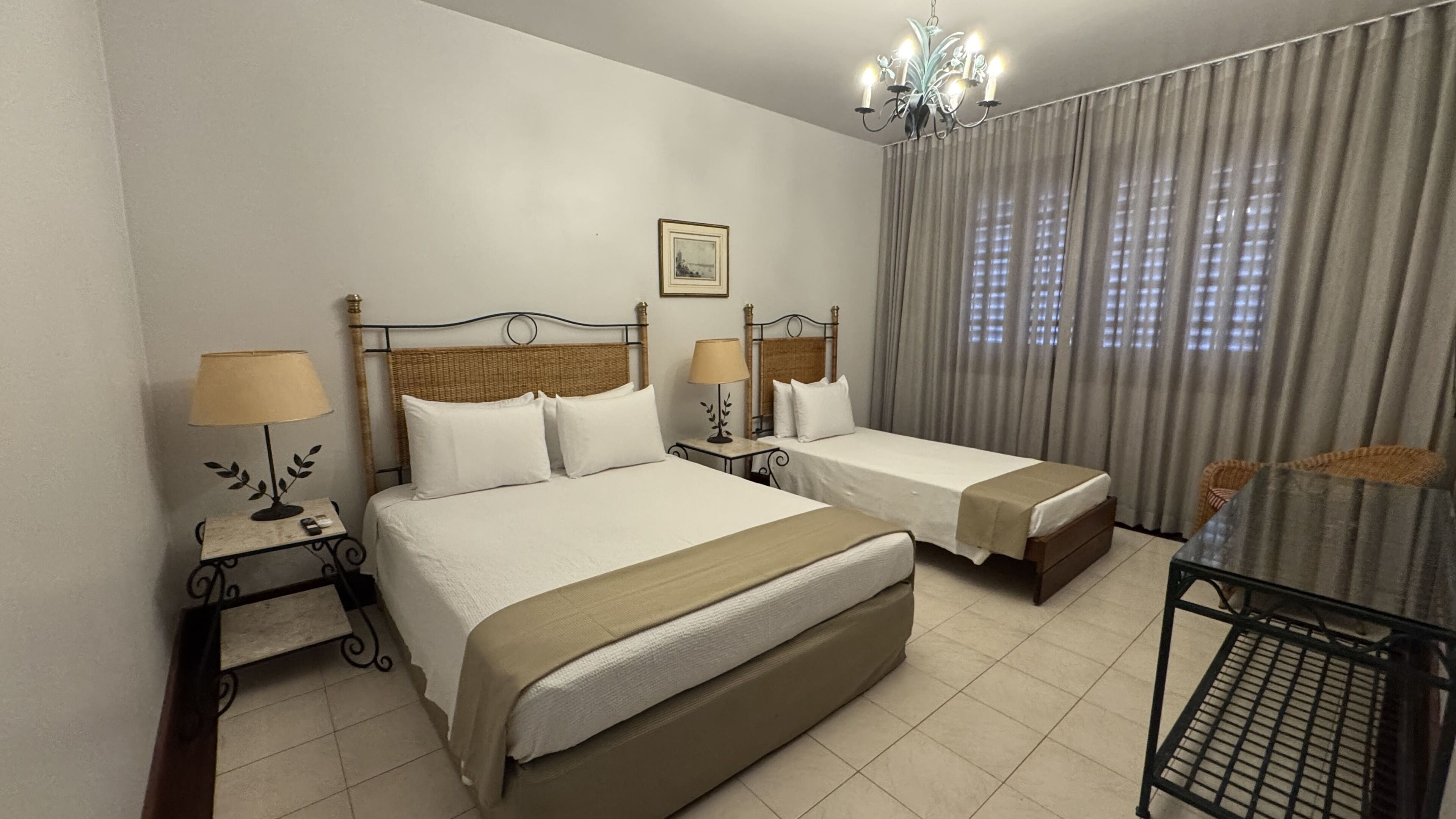 Kolmen hengen huone, näköala puutarhaan | Ylelliset vuodevaatteet, ilmainen Wi-Fi, vuodevaatteet