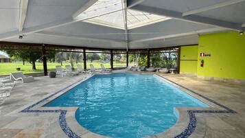 Een binnenzwembad en een buitenzwembad