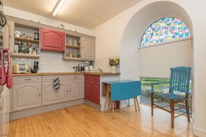 Fridge, microwave, oven, stovetop - Quirky Chapel Conversion In The Beautiful Dysynni Valley | Brynhoreb (Aberdyfi)