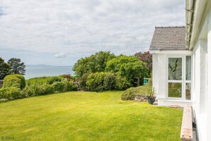 Property grounds - Cute Bungalow Walking Distance From The Beach | Bryn-Yr-Aur (Llanfair)