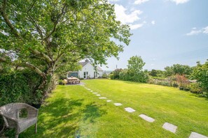 Property grounds - Cute Bungalow Walking Distance From The Beach | Bryn-Yr-Aur (Llanfair)