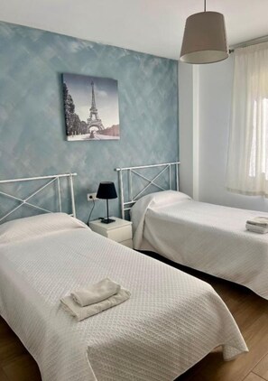 3 chambres, fer et planche à repasser, Wi-Fi, draps fournis