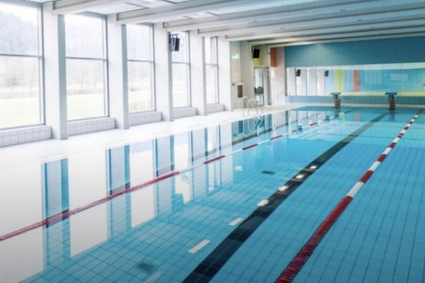 Una piscina cubierta