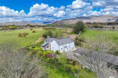 Recently refurbished historic family farmhouse | Allt-Goch