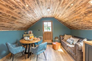 Dining - Two Bedroom Barn Conversion Near Tenby | Ysgubor-Cerbyd (Amroth)