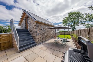 Outdoor dining - Two Bedroom Barn Conversion Near Tenby | Ysgubor-Cerbyd (Amroth)