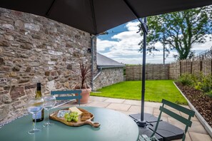Outdoor dining - Two Bedroom Barn Conversion Near Tenby | Ysgubor-Cerbyd (Amroth)