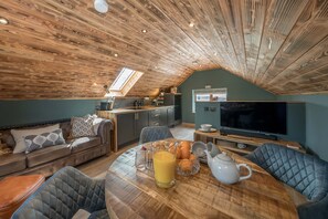 TV - Two Bedroom Barn Conversion Near Tenby | Ysgubor-Cerbyd (Amroth)