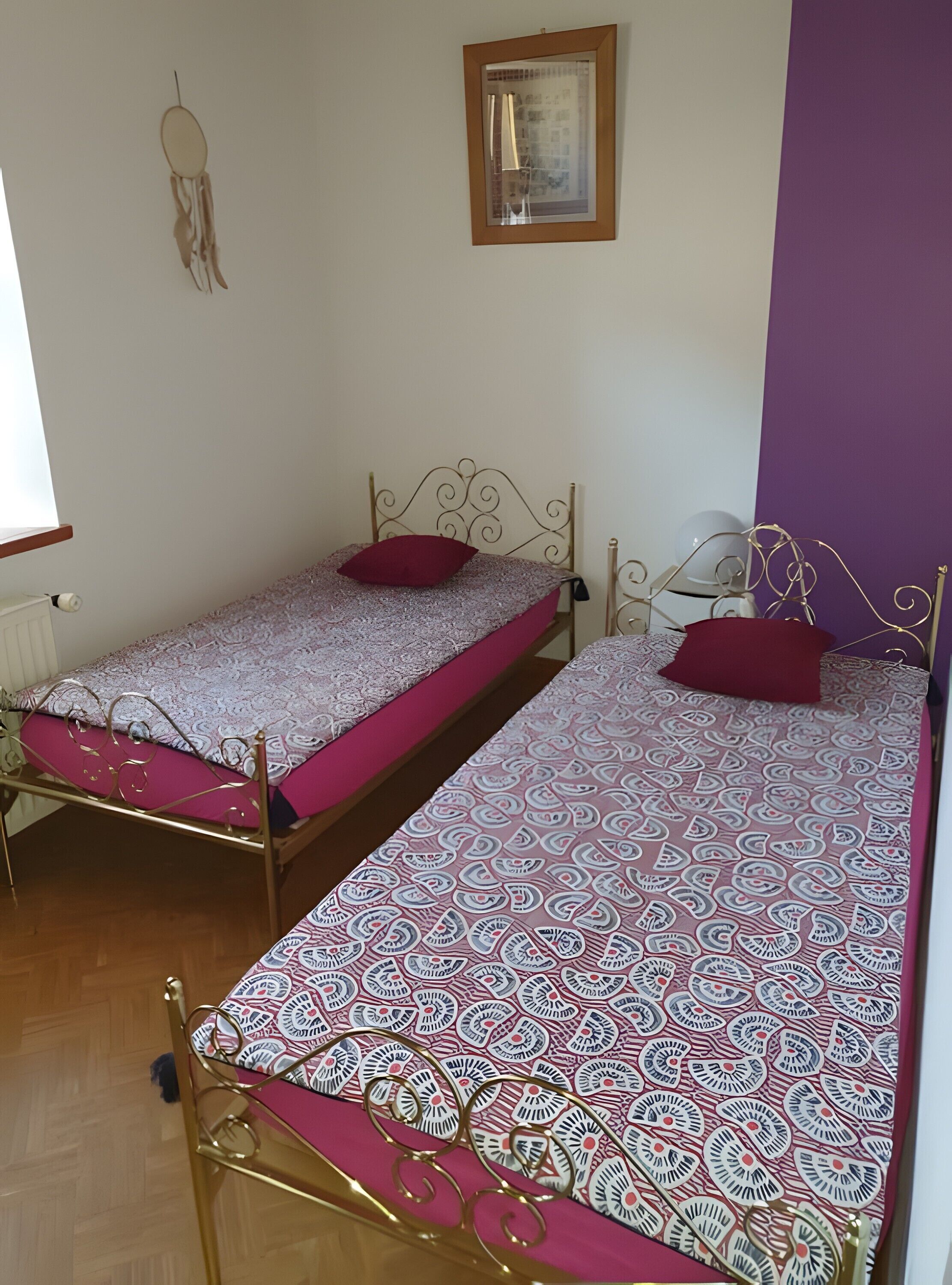 2 habitaciones, tabla de planchar con plancha, wifi y ropa de cama 