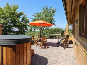 Outdoor dining - Nelli Lodge at Mile End (Crediton)