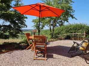 Outdoor dining - Nelli Lodge at Mile End (Crediton)