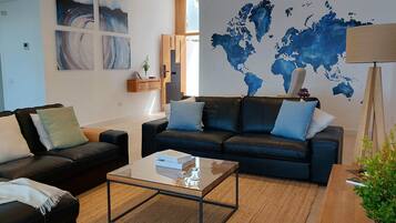 Een smart-tv en een stereo