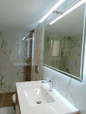 Apartamento, 2 habitaciones, balcón | Baño