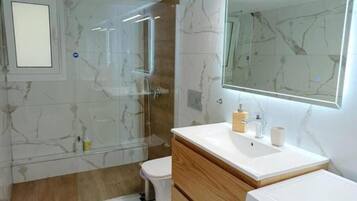 Appartement, 2 chambres, balcon | Ăquipements de salle de bain