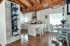 Fridge, microwave, oven, stovetop - Escape & Relax in the heart of Key Largo, Florida (Key Largo)