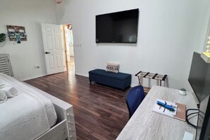 2 bedrooms, desk, iron/ironing board, free WiFi - Escape & Relax in the heart of Key Largo, Florida (Key Largo)