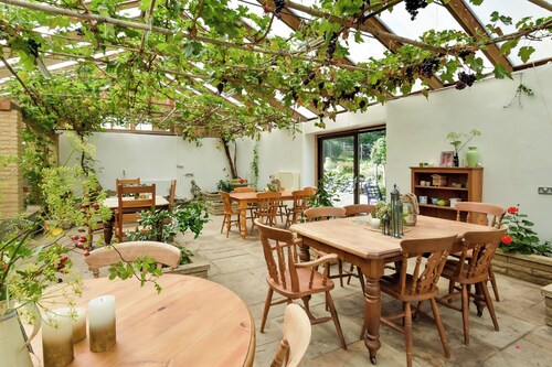 A large spacious 3 bedroomed house in farmyard courtyard.