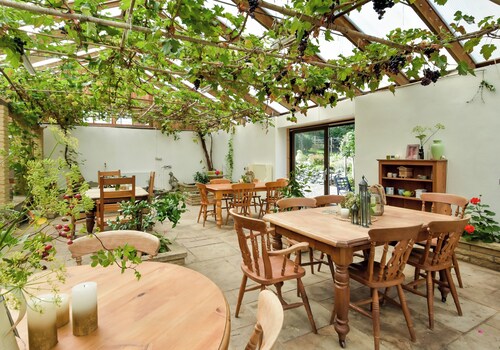 A large spacious 3 bedroomed house in farmyard courtyard.