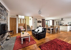 Unclassified image, 3 of 27, button - A large spacious 3 bedroomed house in farmyard courtyard. (Perth)